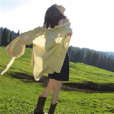 戴流苏耳环的少女